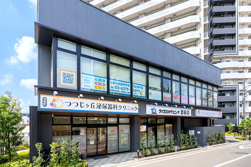 外観京王線つつじヶ丘駅北口より徒歩１分。滝坂小学校前の建物です。