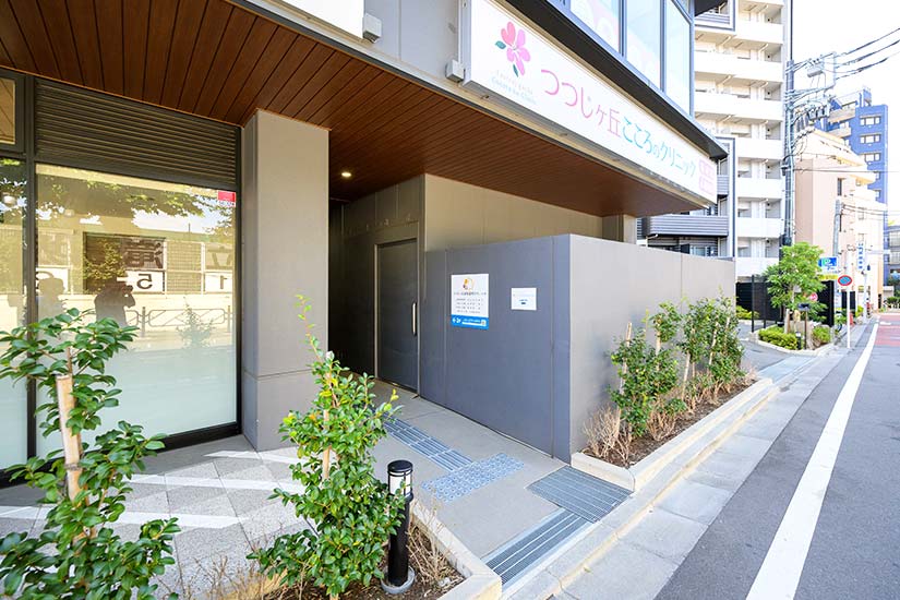 クリニック入口(1階)ワイズ歯科右側の通路をお進みいただき、２階へお上がりください。