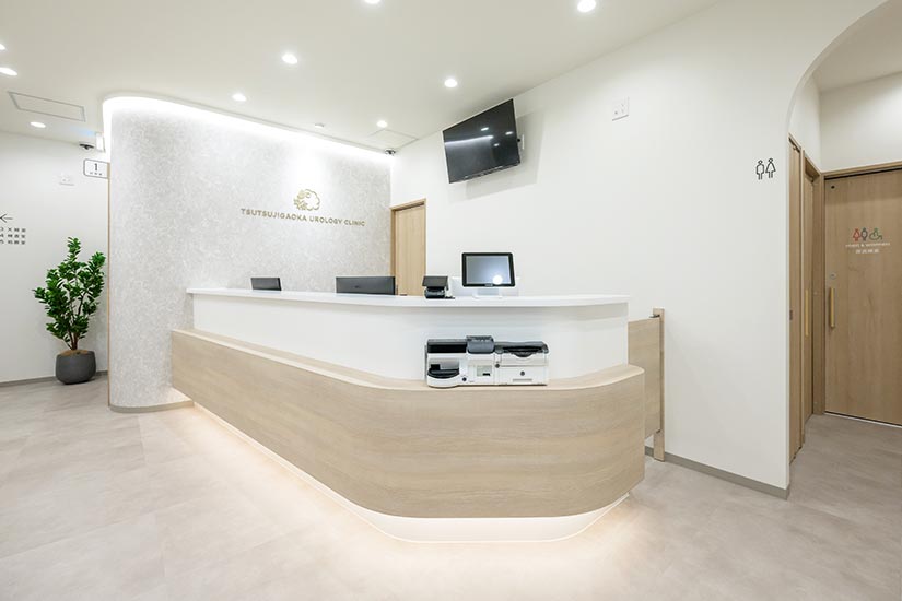 受付カウンター受付上のモニターには院内のご案内などを表示しております。