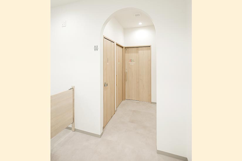 トイレトイレは３つご用意しております。（男性用、女性用、車椅子対応 兼 尿流検査用）