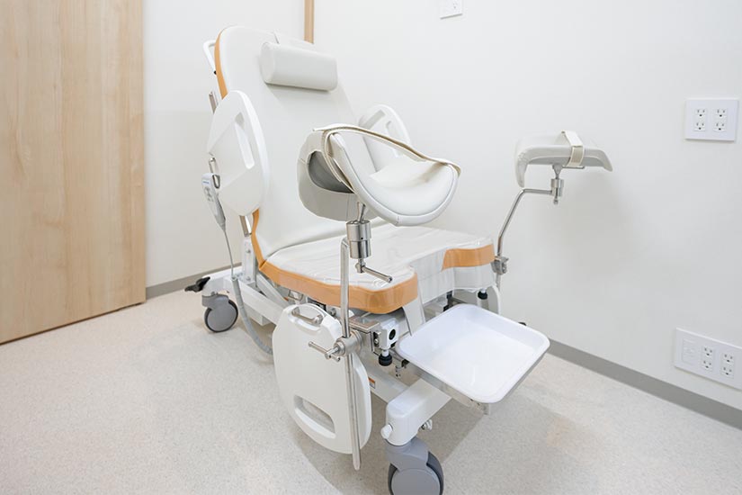 Looper（汎用処置台）膀胱鏡検査やその他の処置の際にお座りいただきます