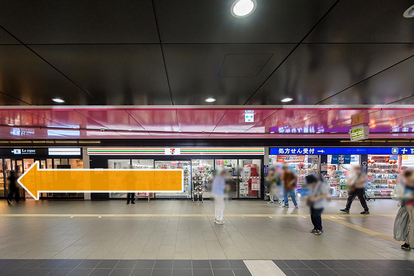 1. 改札を出て、左手側、「つつじヶ丘駅」北口へお進みください。