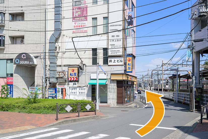 4. 松屋を目印に分岐を右に進みます。