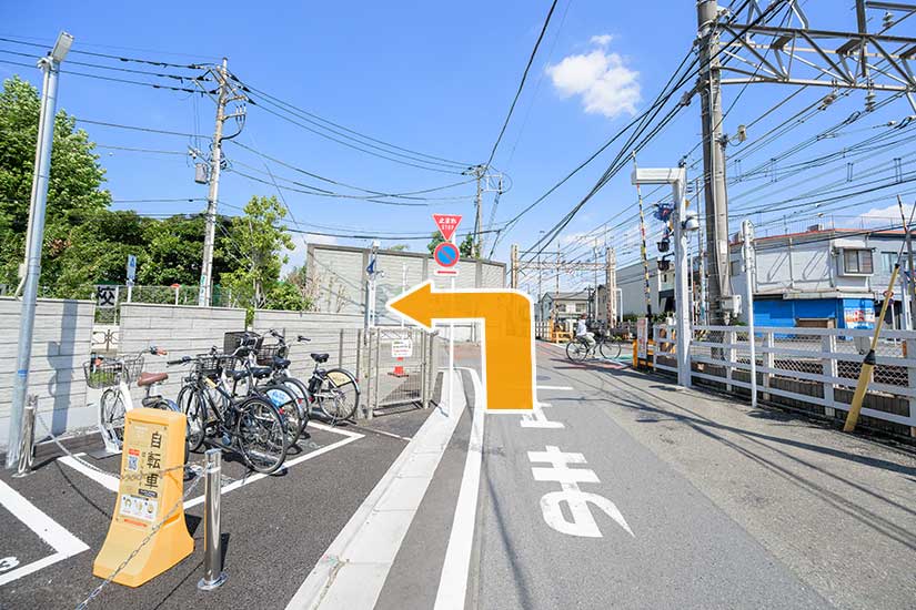 6. 踏切前を左に曲がります。