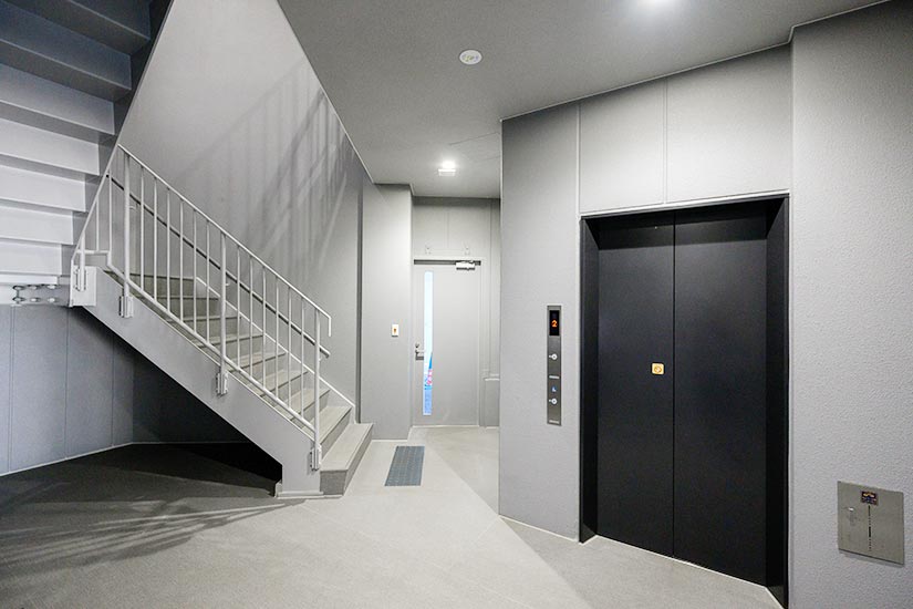 9. ２階へは階段とエレベーターをご利用いただけます。
